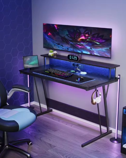 Bureau met LED-verlichting, stopcontacten en monitorstandaard