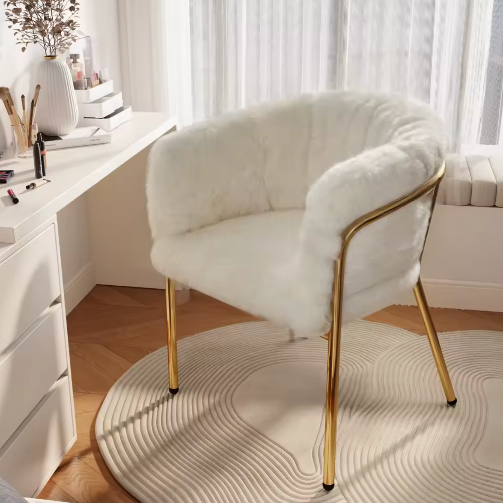 Luxe Fauteuil van Imitatiebont Konijn – Gouden Metalen Poten – Beige