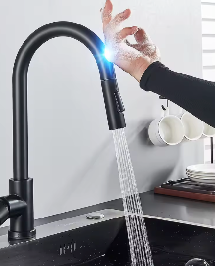 Zwarte Uittrekbare Keukenkraan met Aanraaksensor – Modern & Functioneel