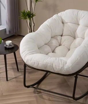 Rotan Schommelstoel met Kussen – Outdoor Fauteuil met Stalen Frame & Witte Bekleding