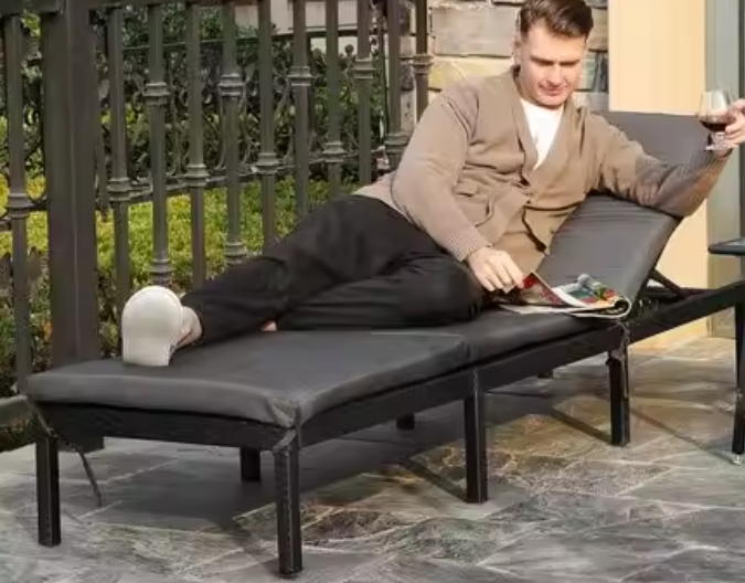 Verstelbare Tuinligstoel met 5 cm Dikke Matras – Rotanlook & Stevig Frame