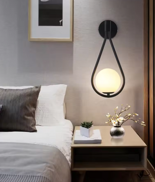 Moderne LED Wandlamp – Metalen Design met Glazen Accent