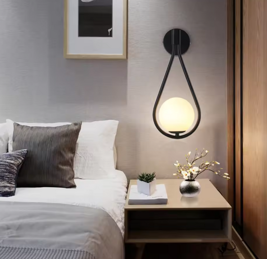 Moderne LED Wandlamp – Metalen Design met Glazen Accent