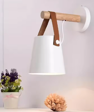 Scandinavische LED Wandlamp – Houten Design met Lederen Riem