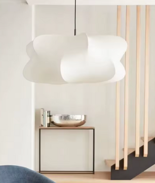 Minimalistische Zijde Hanglamp – Moderne Witte Kroonluchter met Crossover Lampenkap
