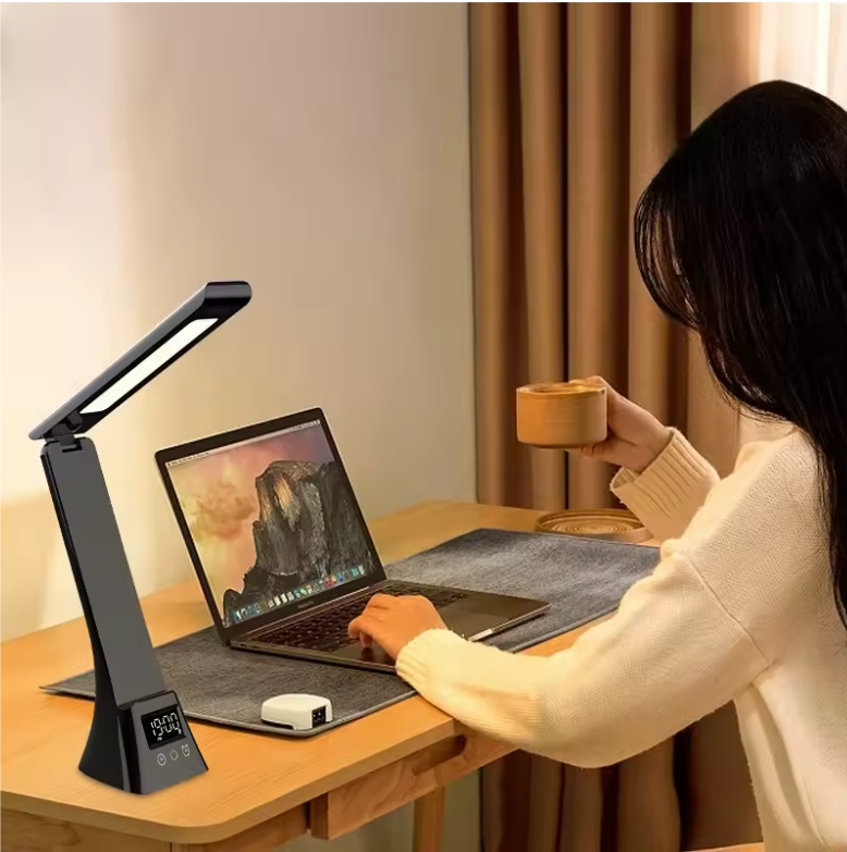Multifunctionele LED Bureaulamp – Dimbaar, Draadloze Oplader & Digitale Klok
