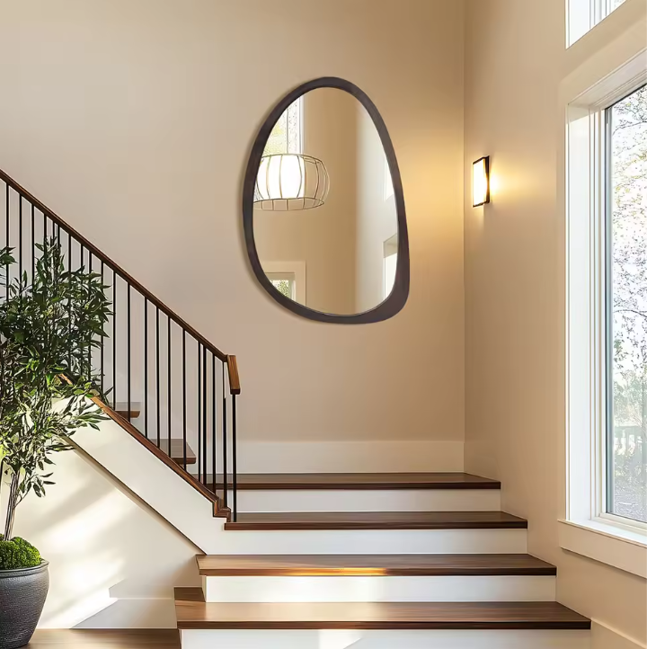Moderne Asymmetrische Wandspiegel – Zwart Walnoothouten Frame, Stijlvol & Decoratief