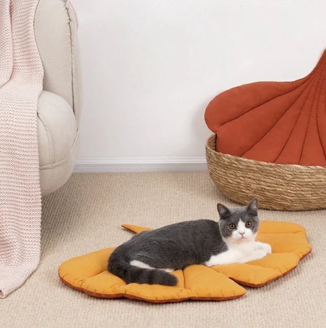 Kattenbed Bladvorm – Zachte Antislip Slaapmat & Wasbaar Huisdierkleed