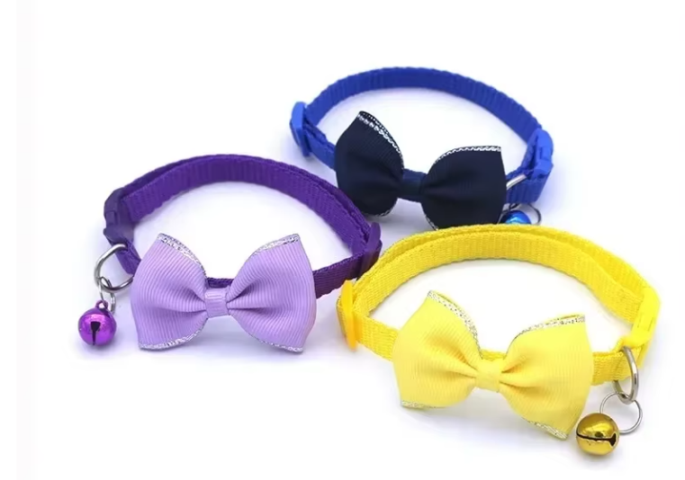 Verstelbare Kattenhalsband met Vlinderdas & Bel – Stijlvol en Comfortabel
