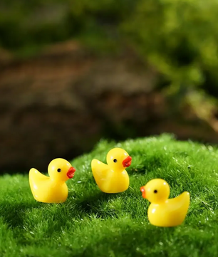 Set van 100 Mini Eend Ornamenten – Gele Hars Decoratie voor Poppenhuizen, Tuinen & Aquaria