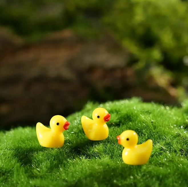 Set van 100 Mini Eend Ornamenten – Gele Hars Decoratie voor Poppenhuizen, Tuinen & Aquaria