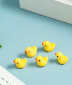 Set van 100 Mini Eend Ornamenten – Gele Hars Decoratie voor Poppenhuizen, Tuinen & Aquaria