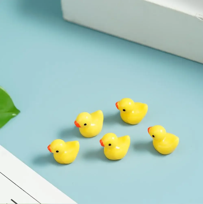 Set van 100 Mini Eend Ornamenten – Gele Hars Decoratie voor Poppenhuizen, Tuinen & Aquaria