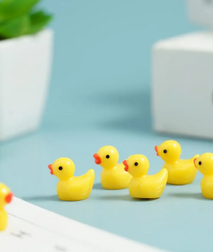 Set van 100 Mini Eend Ornamenten – Gele Hars Decoratie voor Poppenhuizen, Tuinen & Aquaria