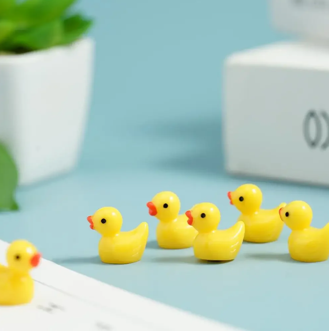 Set van 100 Mini Eend Ornamenten – Gele Hars Decoratie voor Poppenhuizen, Tuinen & Aquaria