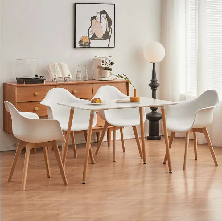 Set van 2 Kunststof Eetkamerstoelen – Armleuningen & Beukenhouten Poten, Modern en Comfortabel