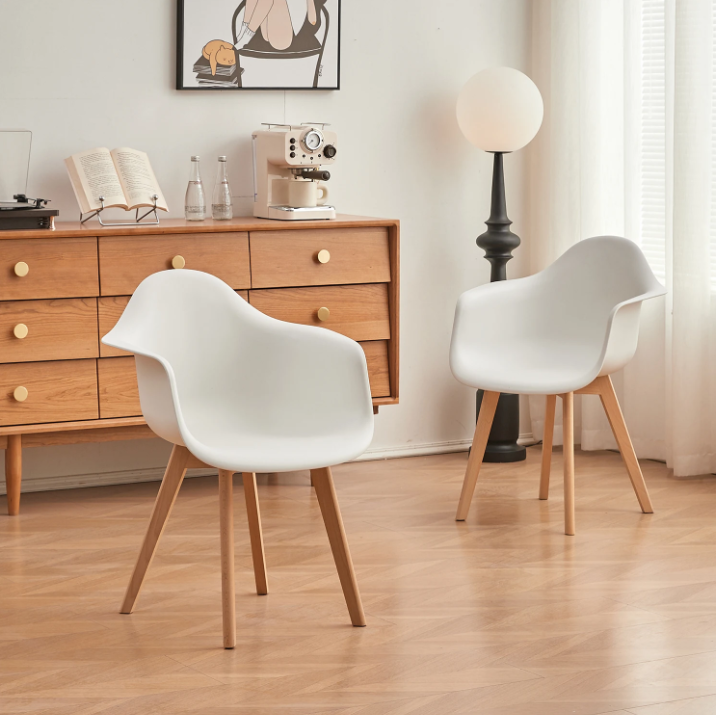 Set van 2 Kunststof Eetkamerstoelen – Armleuningen & Beukenhouten Poten, Modern en Comfortabel