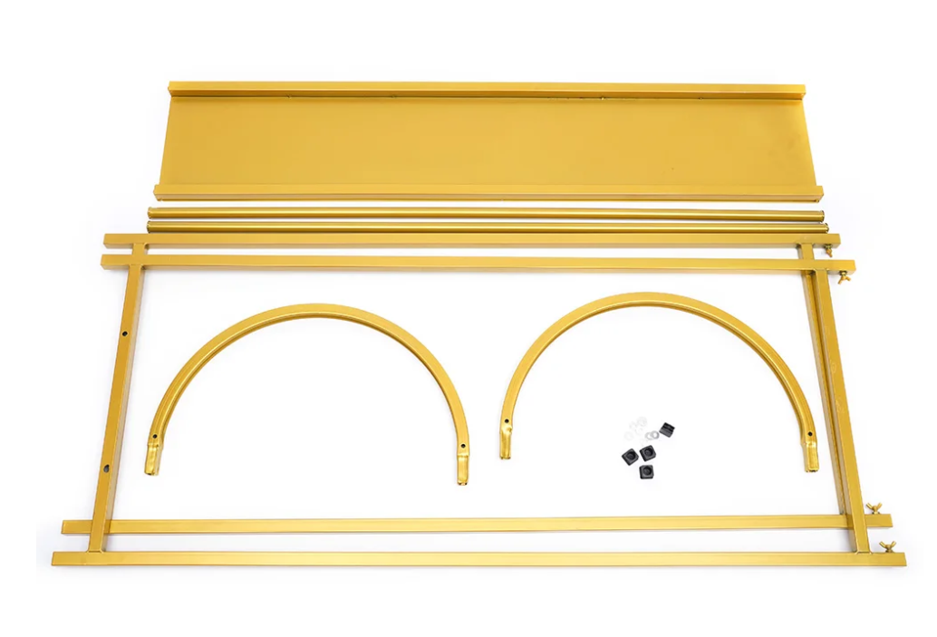 Vrijstaand Gouden Kledingrek met Plank – Stabiel & Decoratief