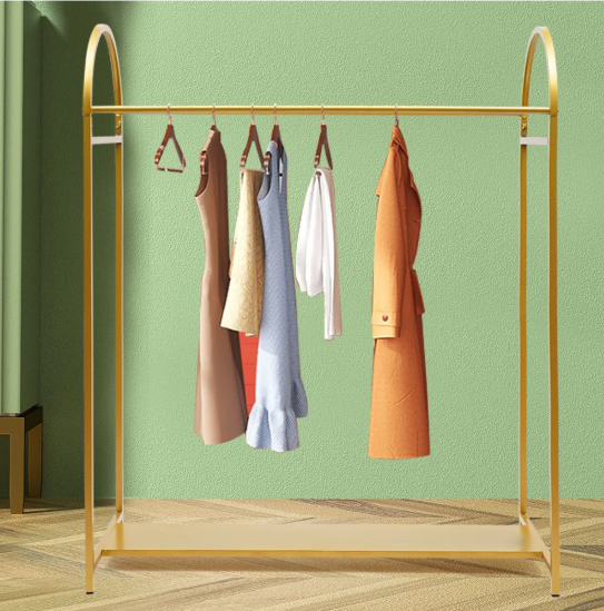 Vrijstaand Gouden Kledingrek met Plank – Stabiel & Decoratief