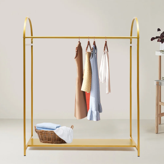 Vrijstaand Gouden Kledingrek met Plank – Stabiel & Decoratief