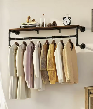 Industriële Wandkapstok met Houten Plank – Kledingrek van Metaal & Hout