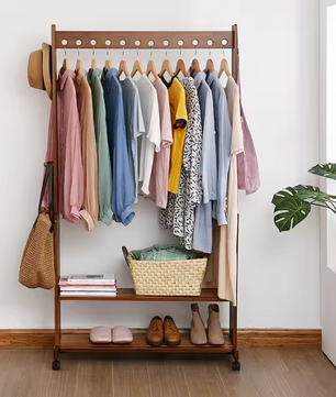 Vrijstaand Bamboe Kledingrek met Haken, Legplanken & Wielen – Vintage Walnoot Design, 104×32,2×166 cm