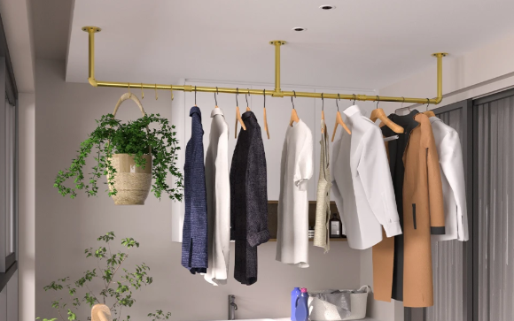 Wandmontage Kledingrek – Industrieel Buisontwerp met Haken & Ruimtebesparend Design