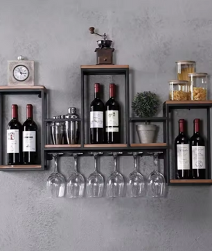 Vintage Wandplank voor Wijn – Houten & Metalen Wijnrek met Glazenhouder