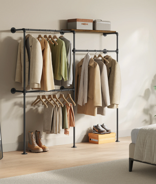 Industriële Wandgarderobe met Planken en Kledingroede – Open Wandkast