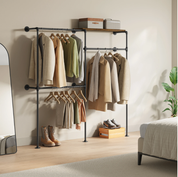 Industriële Wandgarderobe met Planken en Kledingroede – Open Wandkast