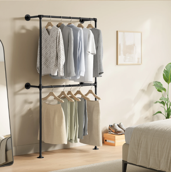 Industriële Wandgarderobe met Planken en Kledingroede – Open Wandkast