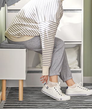 Schoenenbank met 2 Kleppen, 2 Deuren en 2 Lades – Witte Schoenenkast met Zitbank en Wandplank voor Hal en Entree