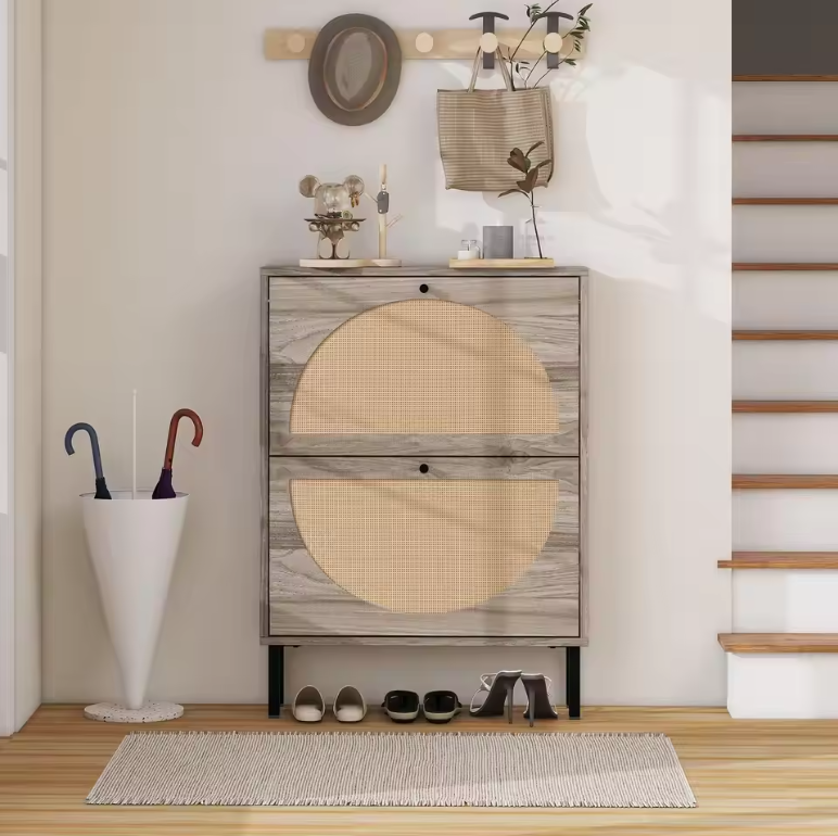 Retro Grijze Schoenenkast met 2 Deuren en Rotan Front – 60 cm