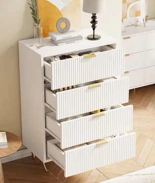 Moderne Witte Ladekast – 4 Lades met Metalen Handgrepen en Poten