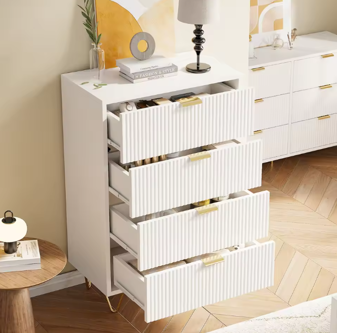 Moderne Witte Ladekast – 4 Lades met Metalen Handgrepen en Poten