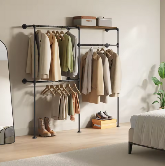 Wandgemonteerde Open Kledingkast – Industrieel Design met Planken en Kledingroedes