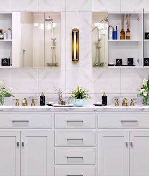 Witte Badkamer Spiegelkast – Wandkast met 3 Spiegeldeuren em Houten Opbergruimte