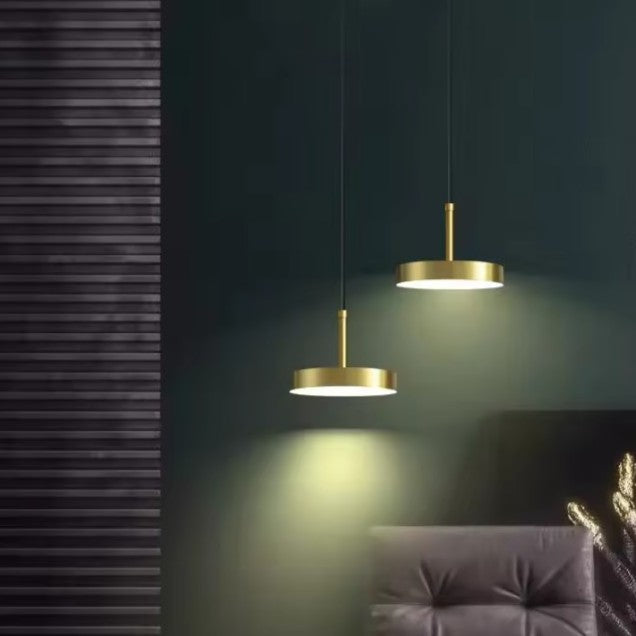Nordic Moderne LED Hanglamp – Minimalistisch Design met Gouden Lampenkap – Aluminium & Acryl – Verstelbare Kabel – Voor Slaapkamer, Eetkamer & Woonkamer