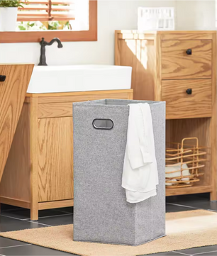 Smalle Hoge Badkamerkast met Wasmand en Open Vakken – Praktisch Opbergmeubel