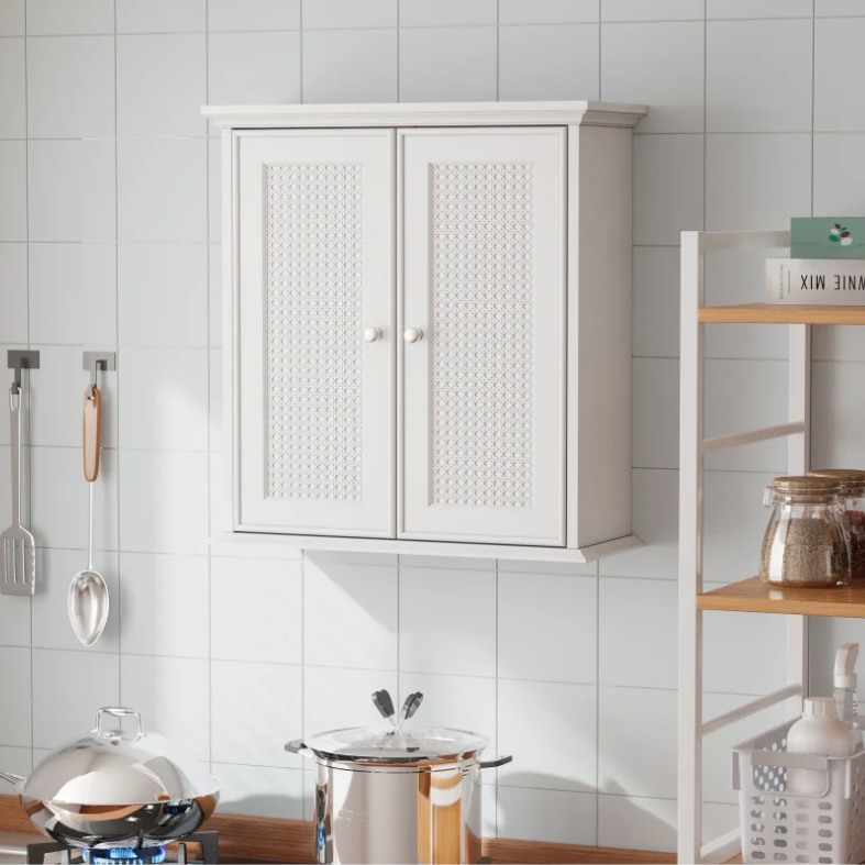 Wandgemonteerde Badkamerkast met Verstelbare Planken en Decoratieve Deur