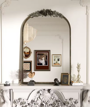 Boogvormige Wandspiegel met Antieke Messing Look – Decoratieve Spiegel met Rozenornament