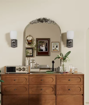 Boogvormige Wandspiegel met Antieke Messing Look – Decoratieve Spiegel met Rozenornament