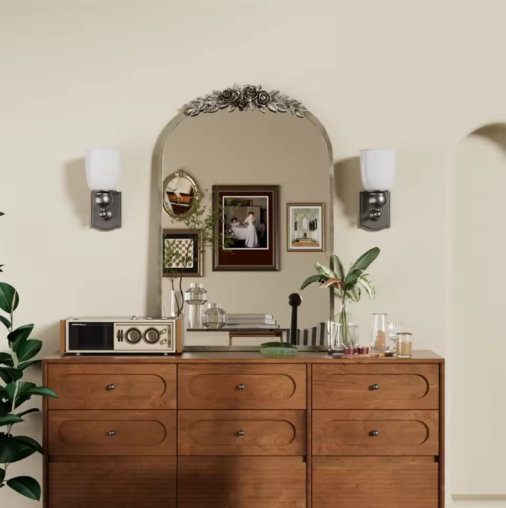 Boogvormige Wandspiegel met Antieke Messing Look – Decoratieve Spiegel met Rozenornament