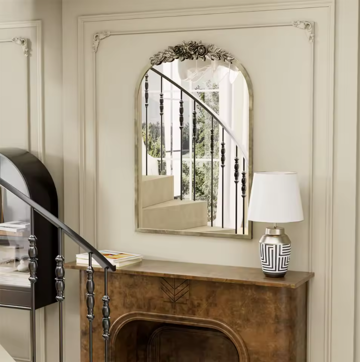 Boogvormige Wandspiegel met Antieke Messing Look – Decoratieve Spiegel met Rozenornament