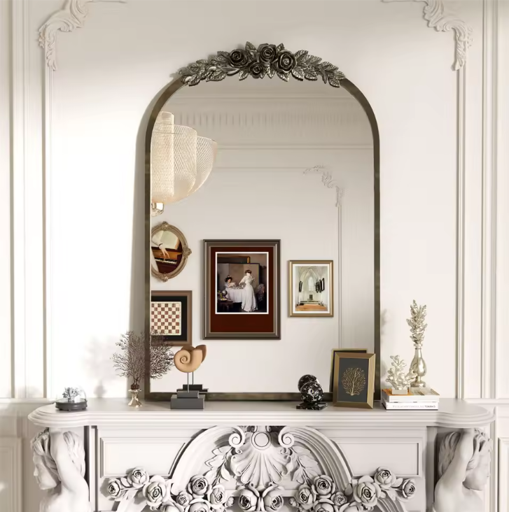 Boogvormige Wandspiegel met Antieke Messing Look – Decoratieve Spiegel met Rozenornament