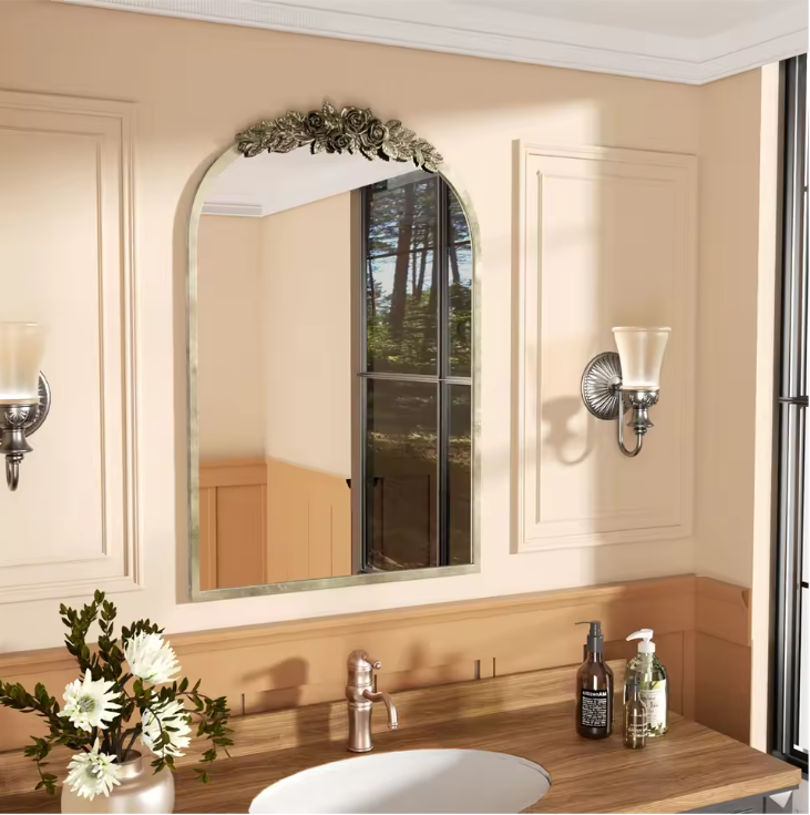 Boogvormige Wandspiegel met Antieke Messing Look – Decoratieve Spiegel met Rozenornament