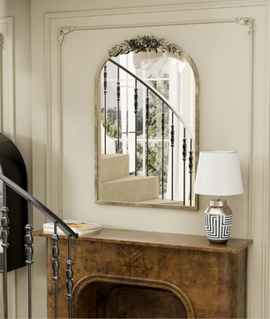 Boogvormige Wandspiegel met Antieke Messing Look – Decoratieve Spiegel met Rozenornament