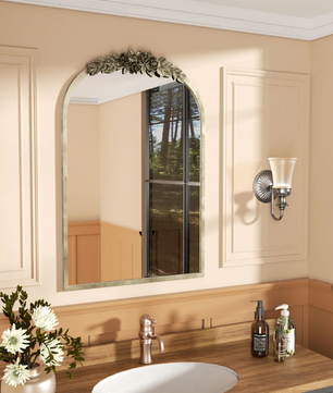 Boogvormige Wandspiegel met Antieke Messing Look – Decoratieve Spiegel met Rozenornament