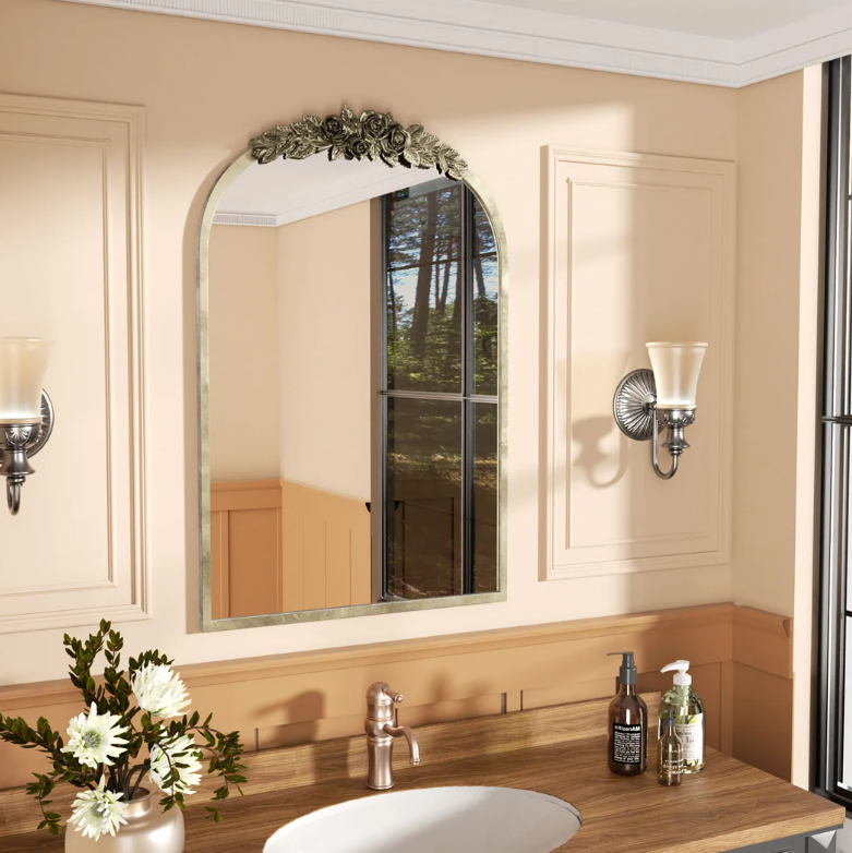 Boogvormige Wandspiegel met Antieke Messing Look – Decoratieve Spiegel met Rozenornament