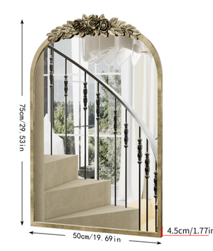 Boogvormige Wandspiegel met Antieke Messing Look – Decoratieve Spiegel met Rozenornament
